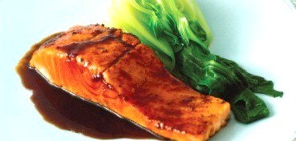 Лосось на гриле с кулисом из красного вина и ежевики