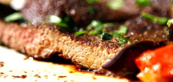 Говяжий край с соусом из петрушки и чеснока