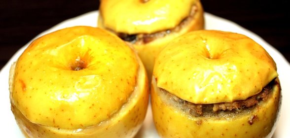 Яблоки, фаршированные куриным фаршем с черносливом