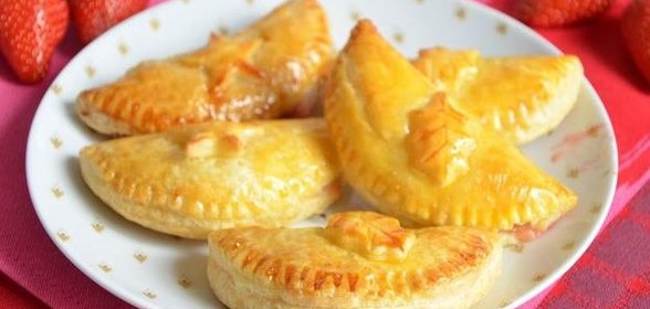 Слойки с ревенем и клубникой