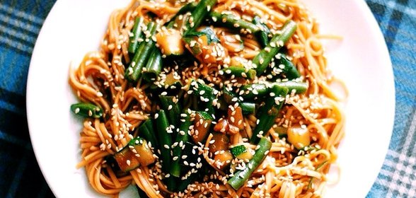 Яичная лапша с овощами