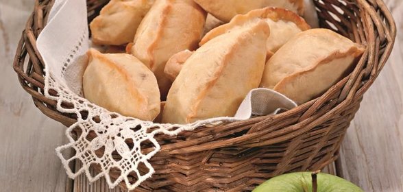 Пирожки с сыром, яблоками и мятой
