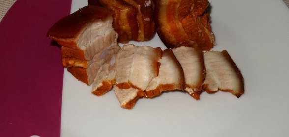 Вареное сало с прослойкой в луковой шелухе