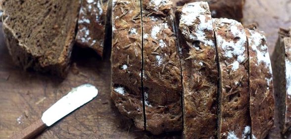 Черный хлеб с морковью и тмином