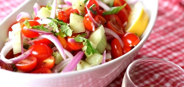 Салат с горчичной заправкой и помидорами черри