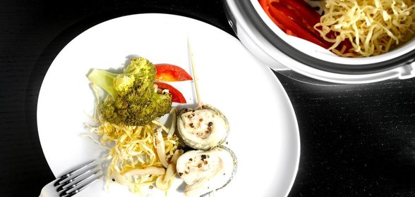 Сибас с лапшой, болгарским перцем, брокколи и грибами