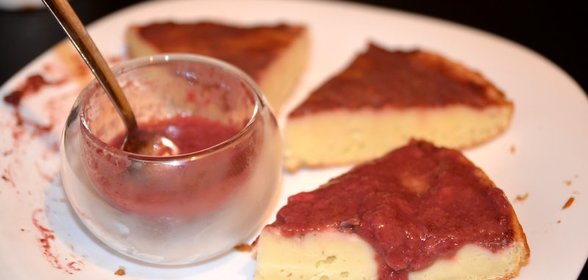 Манник с земляничным соусом