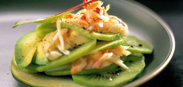 Салат с авокадо, киви и крабовыми палочками