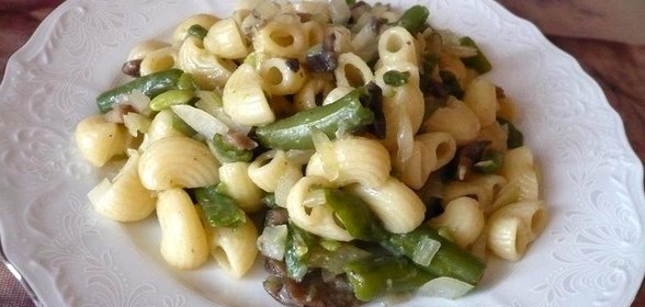 Постные макароны со стручковой фасолью и грибами