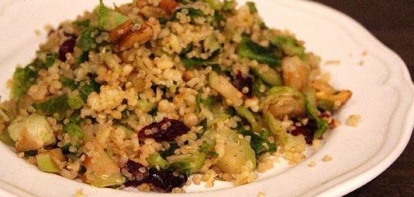 Киноа с грецкими орехами и клюквой