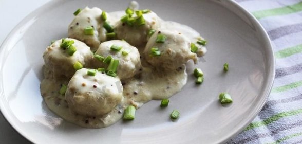 Куриные фрикадельки в сметанном соусе