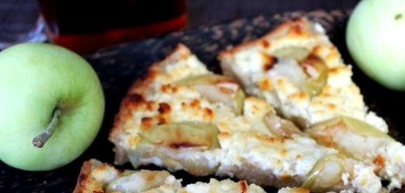 Овсяный пирог с творогом и яблоками