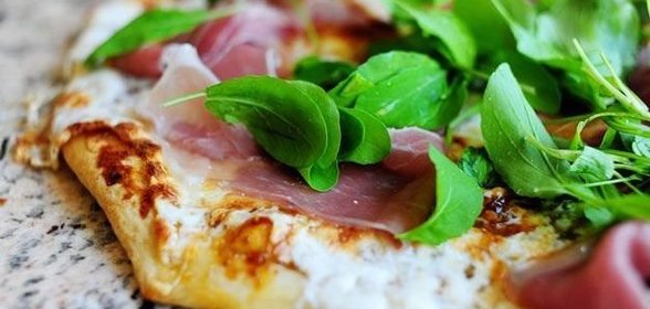 Быстрая пицца с моцареллой, ветчиной и соусом песто