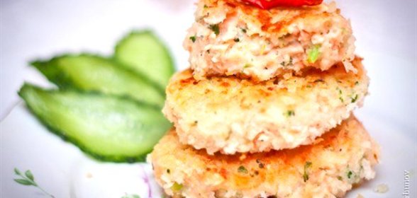 Английские котлеты с лососем, брокколи и картофельным пюре