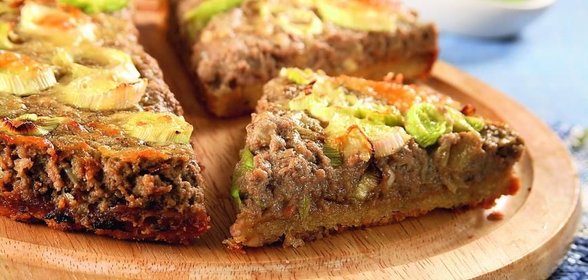 Пирог из паштета с двумя видами лука