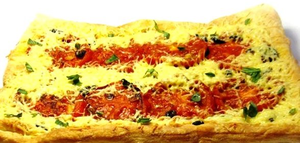 Пирог с жареными помидорами и маслинами