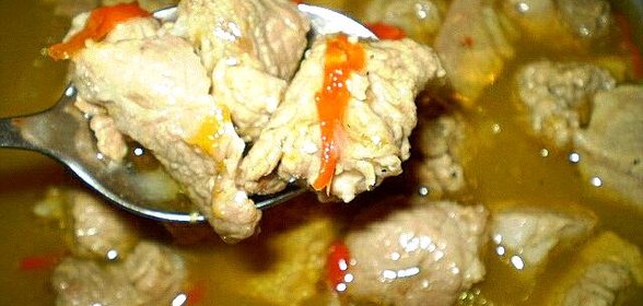 Мясо тушенное со сливами и перцем чили
