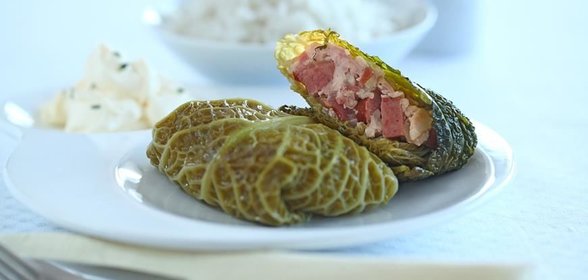 Голубцы с индейкой, охотничьими колбасками и миндалем в мультиварке