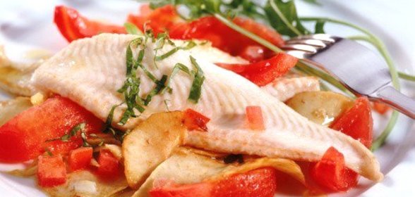 Рыбное филе, тушенное с помидорами, зеленью и чесноком