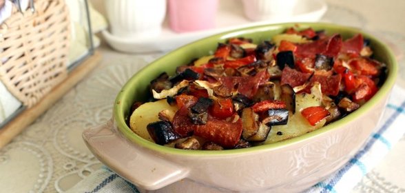 Запеканка из курицы, овощей и салями