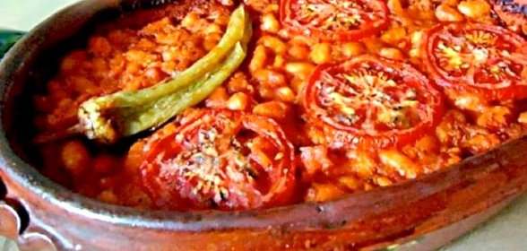 Белая фасоль с помидорами, запеченная в духовке
