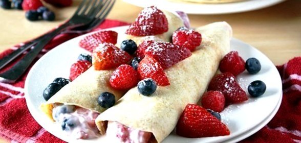 Блины с начинкой из йогурта и ягод