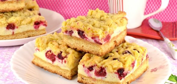 Песочный пирог с меренгой и ягодами