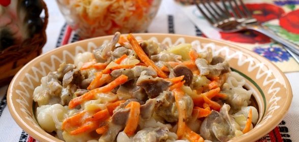 Куриные желудочки в сметанном соусе