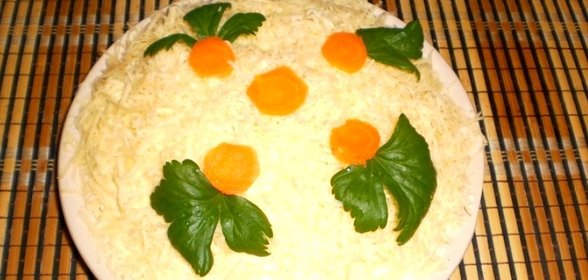 Слоеный салат со шпротами и сыром