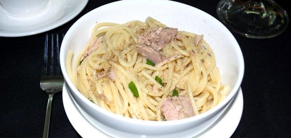 Паста с тунцом и зеленым луком