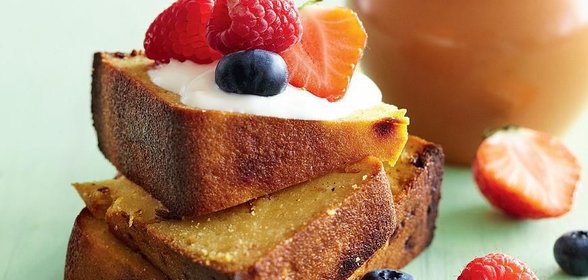 Быстрый кукурузный хлеб с кленовым сиропом и чеддером