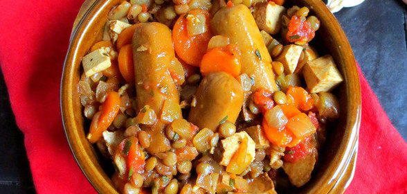 Рагу с зеленой чечевицей и колбасками