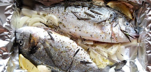 Дорада с розмарином и тимьяном