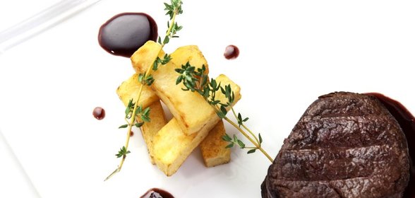 Филе миньон с соусом борделез и картофелем конфи