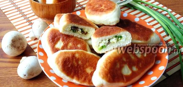 Жареные пирожки с грибами, яйцом и зелёным луком