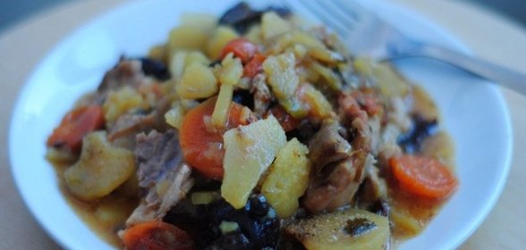 Жаркое в горшочке из курицы с черносливом