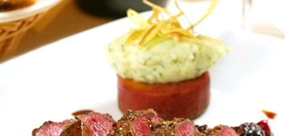 Говядина с розмарином и соусом из красной смородины и горчицы