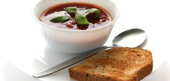 Суп-пюре из артишоков и фасоли с теплым хлебом с фетой, черри и базиликом