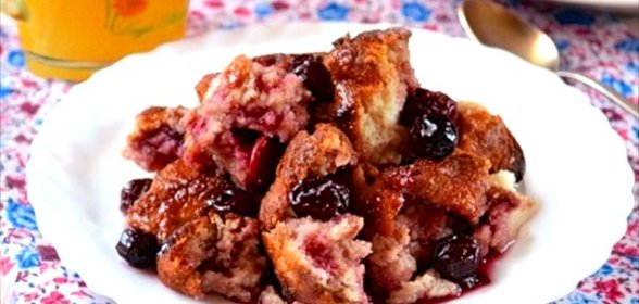 Хлебная запеканка с вишнями и корицей