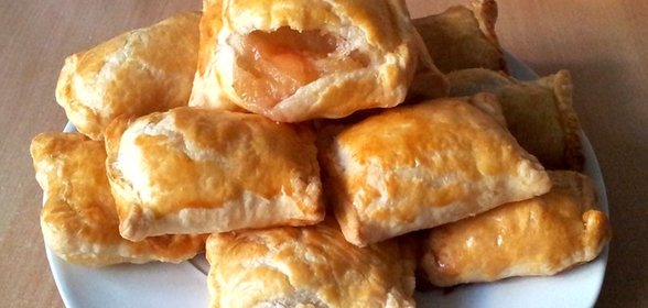 Пирожки с яблоками из слоеного теста