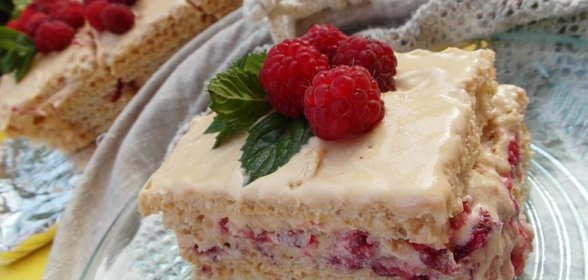 Вафельный торт с малиной (без выпечки)