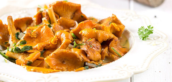 Лисички с луком и зеленью