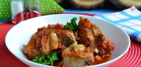 Свиные ребрышки, тушеные с помидорами в мультиварке