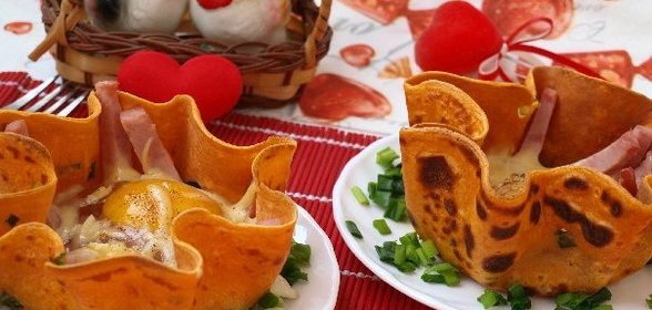 Яичница с ветчиной в томатных блинах