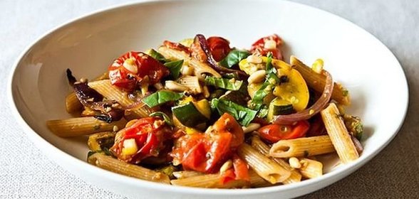 Пенне с овощами и орешками