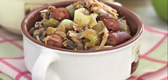 Быстрое рагу из курицы с колбасками