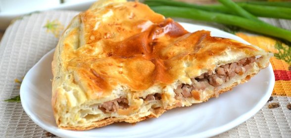 Пирог мясной из слоеного теста