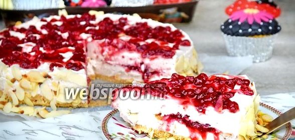 Торт Филадельфия с брусникой и миндалём