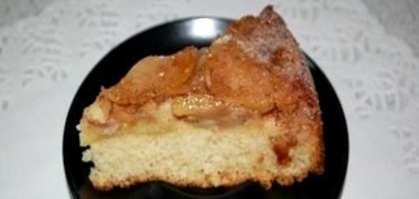Шарлотка с яблоками и карамелью