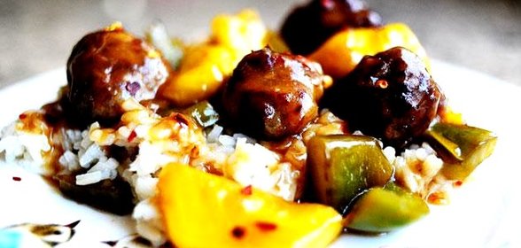 Фрикадельки с болгарским перцем и ананасами